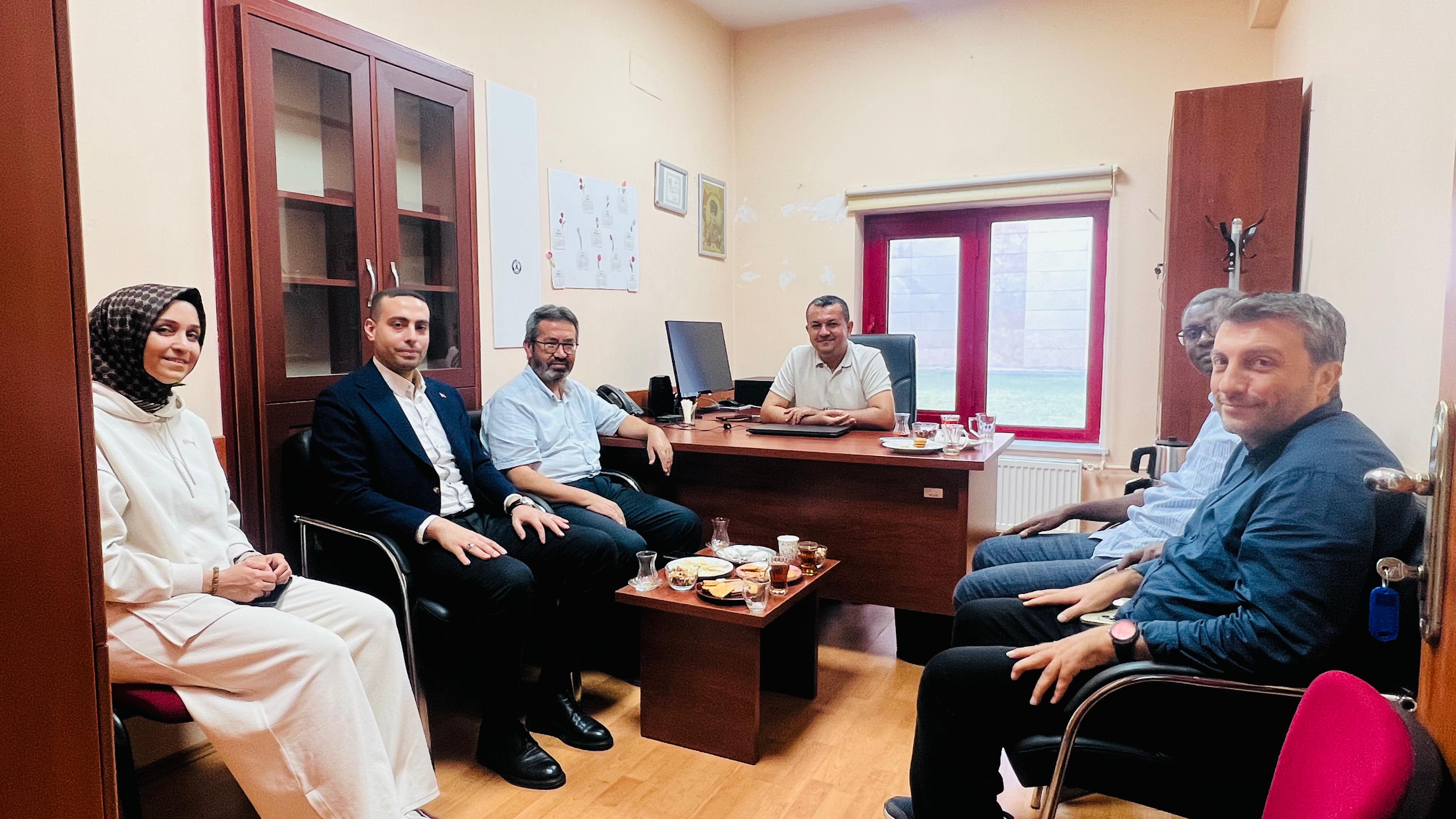 Kahramanmaraş Yedikıta Uluslararası Öğrenci Derneği, TÖMER müdürümüz Doç. Burak Telli'yi ziyarete geldi. 